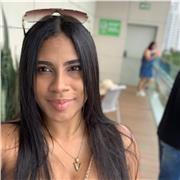 Profesora de lengua castellana nativa de Colombia lista para ayudar a todos los niños que aprendan