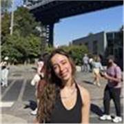 Professora de inglês com foco em aulas online personalizadas, ajudando alunos a desenvolverem fluência, confiança e comunicação