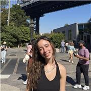 Professora de inglês com foco em aulas online personalizadas, ajudando alunos a desenvolverem fluência, confiança e comunicação