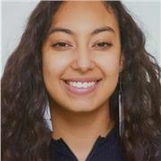 Profesora joven ofrece clases de refuerzo a niños de 5 a 12 años