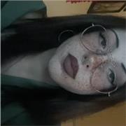 ragazza che aiuta con i compiti e ripetizioni di italiano a bambini delle elementari