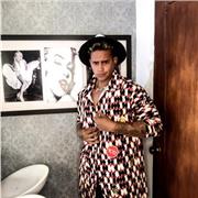 Profesor de danza imparte clases a niños de todas las edades