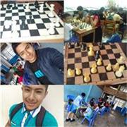 Profesor de Ajedrez imparte clases a personas de todas las edades