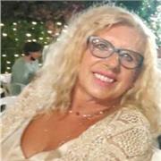 Insegnante di scuola primaria impartisce lezioni di recupero ed aiuto compiti per alunni scupla primaria e media