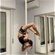 Scopri la Pole Dance a Casa Tua – Istruttrice Certificata con 10 Anni di Passione