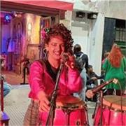 Clases de percusion de ritmos latinoamericanos con palos y manos, el canto y tambor, adaptaciones de instrumentacion