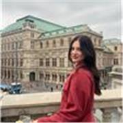 Soy una estudiante de arquitectura. 
Me gustaría dar clases de lo que sea a niños de primaria o la eso 