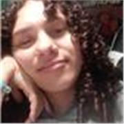 Estudiante de universidad con conocimientos y capacidades para enseñar a alumnos de primaria.