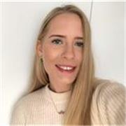 Profesora de ingles imparte clases a ninos y aultos de todas las edades