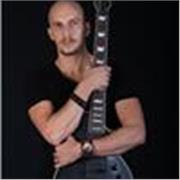 Diplomato al conservatorio in Jazz e Pop/Rock con anni di esperienza offre lezioni di chitarra in presenza e online
