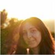 Una ragazza studentessa volenterosa di aiutare