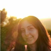 Una ragazza studentessa volenterosa di aiutare