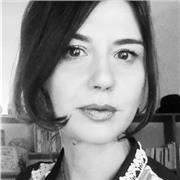 Titulaire d'un DEUG de Philosophie, productrice d'une émission littéraire sur Lyob