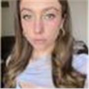 Ragazza diplomata con voto finale 100 con inglese fluente scritto e parlato, disponibile per scuole elementari medie e primi anni superiori