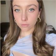 Ragazza diplomata con voto finale 100 con inglese fluente scritto e parlato, disponibile per scuole elementari medie e primi anni superiori