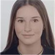 ragazza universitaria offre lezione ai ragazzi delle elementari e medie