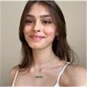 studentessa di quarta liceo presenzia a ragazzi delle elementari