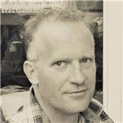 Profesor de inglés apto para todos los niveles. Licenciado en Inglés de la Universidad de California en Los Ángeles.