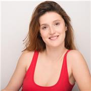 Soy una actriz formada y con experiencia que actualmente también trabaja como directora de un laboratorio teatral. También he dado clases de teatro a grupos de niños