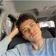 Profesor de inglés imparte clases tanto online como presenciales