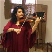 Diplomata al Conservatorio in violino, insegno anche pianoforte, tastiera e solfeggio per tutti i livelli. 