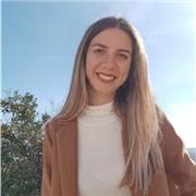 Profesora de inglés imparte clases de matemáticas, economía, lengua y geografía