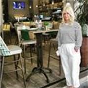 Profesora de español imparte las clases particulares a los adultos