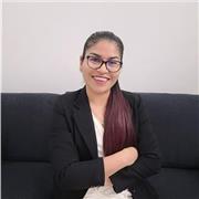 Profesora de matemáticas imparte clases a alumnos de primaria y secundaria