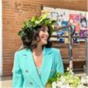 Docente di Italiano, Storia e Latino impartisce lezioni a ragazzi che frequentano la scuola media o la scuola superiore