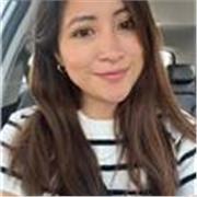 Profesora de matemáticas dicta clases a estudiantes preuniversitarios