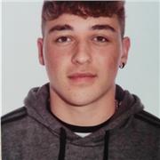 Profesor imparte clases de cualquier materia a niños de todas las edades