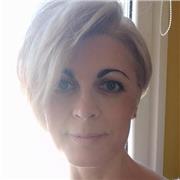 Profesora titulada en estética maquillaje, cuidado de la piel con experiencia de ocho años, además de en peluquería.