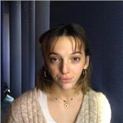 jeune étudiante qui aide au devoirs et fait du soutien scolaire