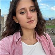 Laureanda Impartisce lezione di Matematica, Italiano, Filosofia, Antologia, Epica, Geografia e Geometria. Impartisce lezioni di ripetizioni dalle scuole elementari al Liceo