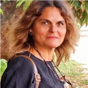 Profesora de francés imparte clases a niños de todas las edades y a adultos