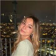 Studentessa impartisce ripetizioni di materie umanistiche per alunni di scuola secondaria di primo e secondo grado