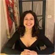 studentessa universitaria di lingue straniere impartisce lezioni di francese per ragazzi delle medie/superiori