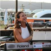 Hola, soy Julia López, músico y cantante en activo, finalista de la segunda edición de Tierra de Talento de Canal Sur TV. 
Ofrezco clases particulares de piano y lenguaje musical en Madrid para empezar en octubre. Clases dinámicas, adaptadas a las necesi