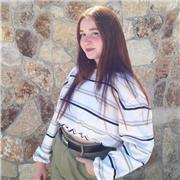 Soy resolutiva, paciente e implicada. Considero que tengo bastante carisma y experiencia previa a la hora de dar clases. Me gustaría dar clases de primaria a secundaria. Aparte, se me dan muy bien los idiomas