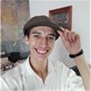 Estudiante de Universidad con un gran conocimiento en historia universal y países específicos para niños de primaria o secundaria