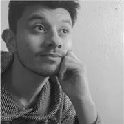 Profesor de manualidades enseña a niños y jóvenes a crear objetos unicos