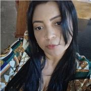 Niñera ayudando alos niños con clases escolares