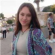 Profesora de lengua castellana y literatura, latín, inglés, historia del arte, filosofía, literatura universal y oratoria.