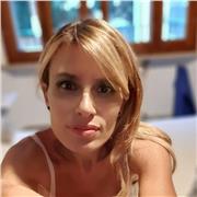 Aiuto compiti a bambini stranieri della scuola primaria a Pontedera.