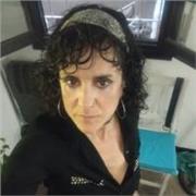 Profesora de comunicación dicta clase para estudiantes a partir de los 14 años