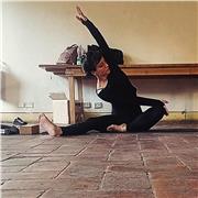 mi chiamo Ilaria e insegno yoga posturale, una pratica adatta a tutti e fondamentale per sentirsi forti e connessi
