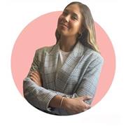 Profesora de economía titulada con años de experiencia.