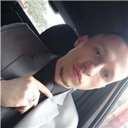 Docente de diseño gráfico imparte clases a jóvenes de todas las edades