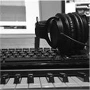 Profesor de música, licenciado. Musicalmente activo