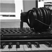 Profesor de música, licenciado. Musicalmente activo